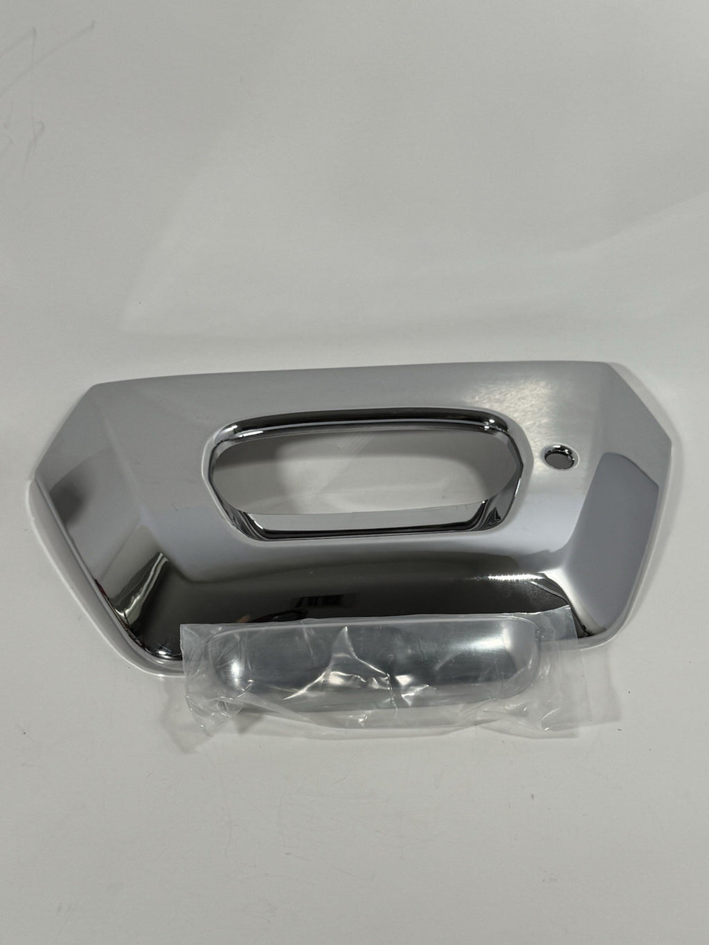 Tailgate Handle Bezel For 2002-2006 Chevrolet Avalanche 1500 Chrome With Key0