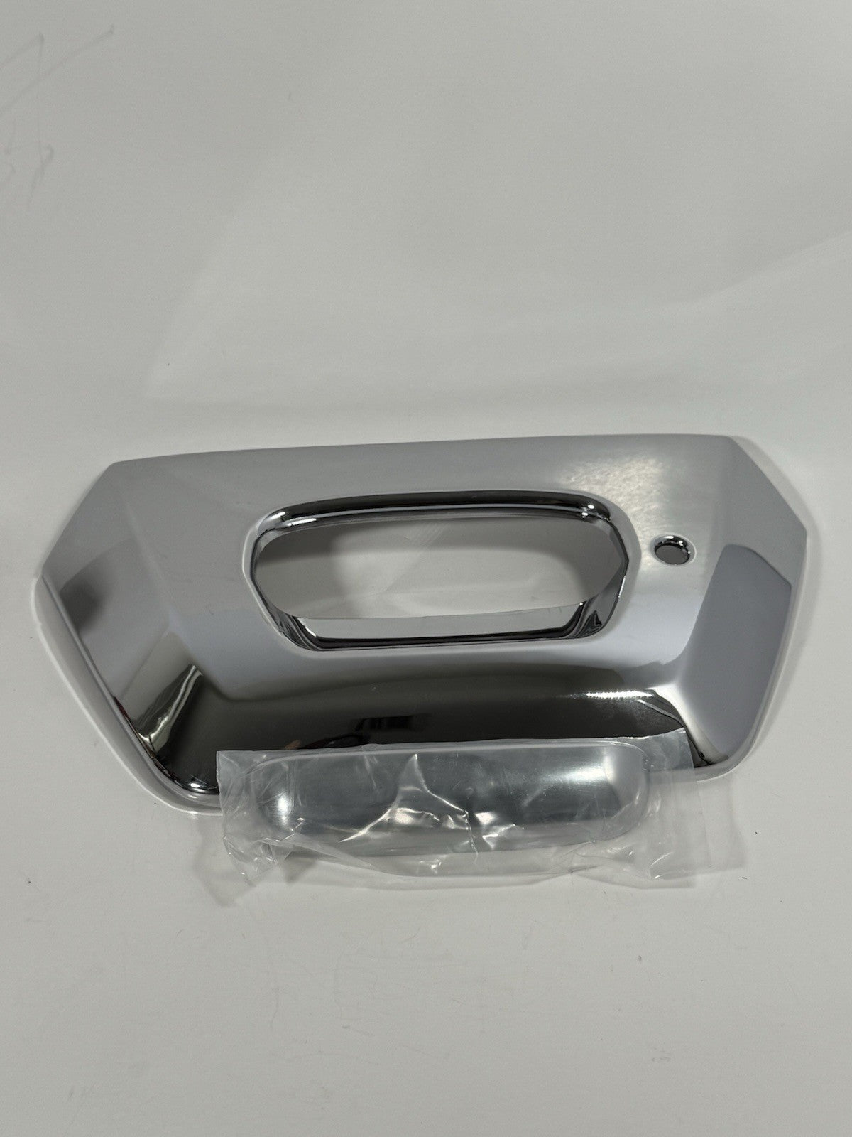 Tailgate Handle Bezel For 2002-2006 Chevrolet Avalanche 1500 Chrome With Key0